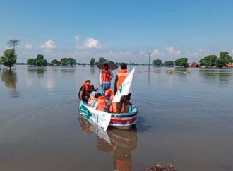 سیلاب متاثرین کو طبی سہولیات کی فراہم کے لئے جھنگ میں ” کلینک آن بوٹ” کا آغاز کردیا گیا