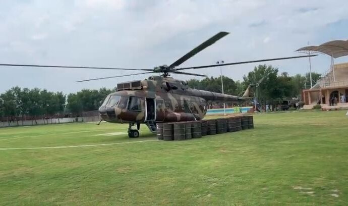 جھنگ میں سیلابی علاقوں میں پھنسے ہوئے افراد کو راشن کی فراہمی کے لئے ہیلی کاپٹر سروس کا آغاز کردیا گیا