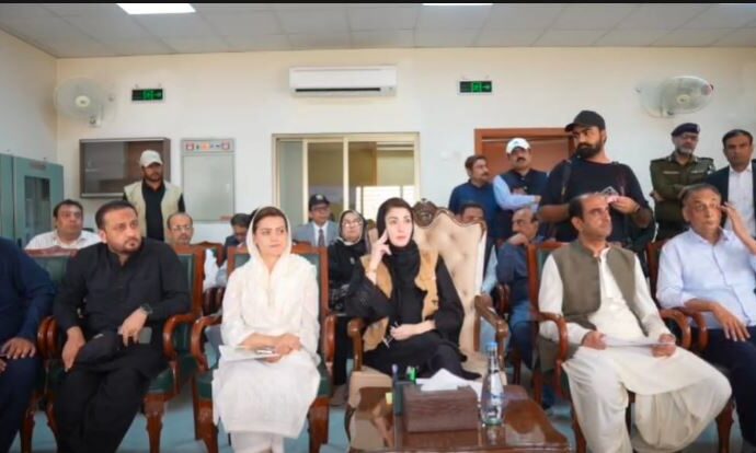 وزیراعلیٰ پنجاب مریم نواز شریف کا جھنگ میں تریموں بیراج کے قریب فلڈ ریلیف کیمپ کا دورہ