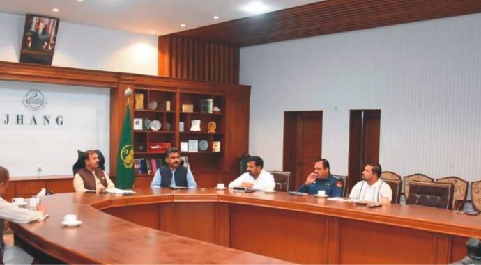 ٹریفک کے نظام کی بہتری اور ٹریفک کے بڑھتے ہوئے مسائل سے نمٹنے کےلئے موثر اور عملی اقدامات کئےجا رہے ہیں،ڈپٹی کمشنر