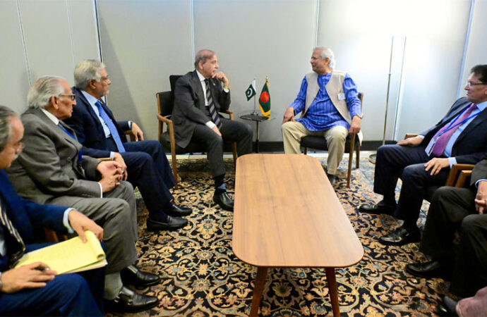 وزیراعظم اور بنگلہ دیش کے چیف ایڈوائزر کا دوطرفہ تعلقات پرتبادلہ خیال