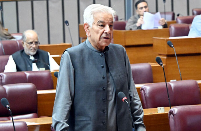 تباہ کن سیلاب،وزیر دفاع کا نقصان کے ازالے کیلئے مربوط قومی اقدامات پر زور