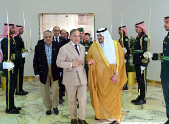 وزیراعظم سعودی عرب کا دورہ مکمل کرنے کے بعد لندن روانہ