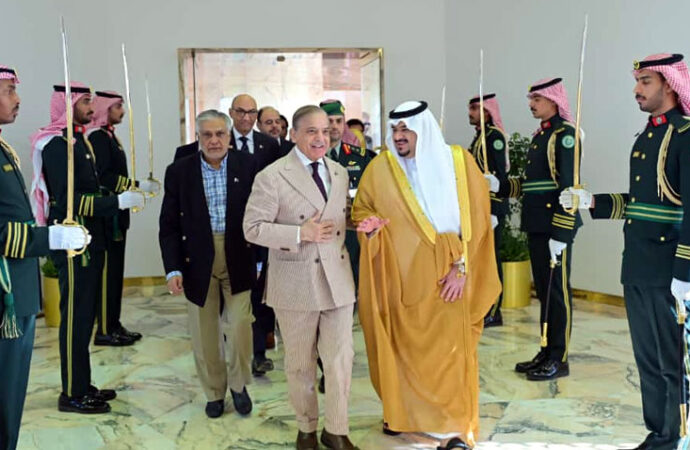 وزیراعظم سعودی عرب کا دورہ مکمل کرنے کے بعد لندن روانہ