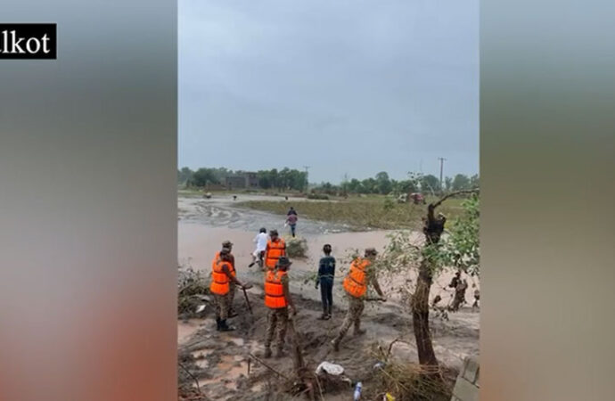 پاک فوج کا سیلاب متاثرہ علاقوں میں ریسکیو اینڈ ریلیف آپریشن جاری