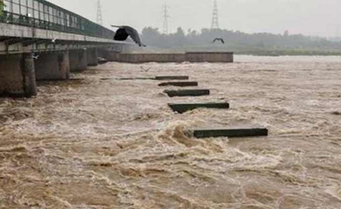 دریائے چناب کا 5 لاکھ 50 ہزار کیوسک دوسرا بڑا سیلابی آئندہ چند گھنٹوں میں جھنگ پہنچے گا