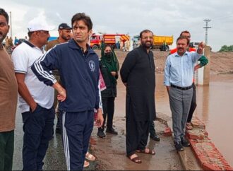 ڈپٹی کمشنر علی اکبر بھنڈر کا ایڈیشنل ڈپٹی کمشنر جنرل عامر محمود کے ہمراہ حفاظتی بند پر فلڈ ریلیف کیمپ کا دورہ