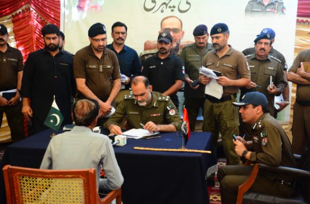 ریجنل پولیس آفیسر فیصل آباد ذیشان اصغر کی تھانہ صدر جھنگ میں کھلی کچہری