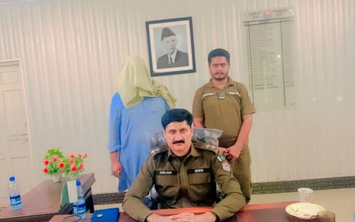 پولیس کا ٹاؤٹ مافیا کے خلاف کریک ڈاؤن پانچ مختلف تھانوں میں 6 بدنام زمانہ ٹاؤٹوں کے خلاف مقدمات درج کر کے انہیں حوالات میں بند کر دیا