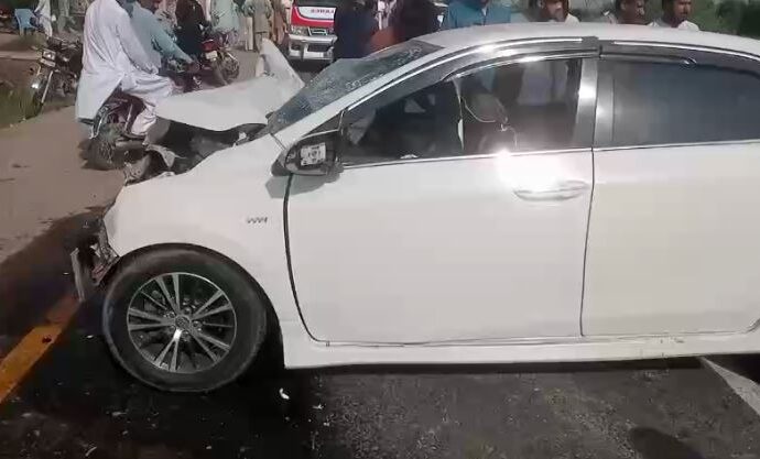 جھنگ فیصل آباد بائی پاس روڈ پر کار اور شہزور ڈالے میں تصادم حادثے میں پانچ افراد زخمی ریسکیو