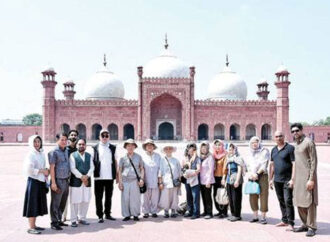 بدھ بھکشوؤں کے وفد کا بادشاہی مسجد کا دورہ