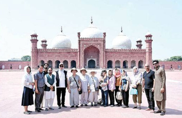 بدھ بھکشوؤں کے وفد کا بادشاہی مسجد کا دورہ