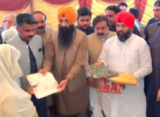 صوبائی وزیر رمیش سنگھ اروڑہ کی سیلاب متاثرین میں راشن وغیرہ کی تقسیم