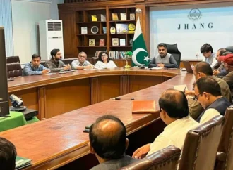 ایڈیشنل ڈپٹی کمشنرنے جاری حکومتی اقدامات اور محکمانہ سروسز کا جائزہ لینے کے حوالے سے ضلعی محکموں کے افسران سے میٹنگ کی