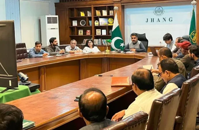 ایڈیشنل ڈپٹی کمشنرنے جاری حکومتی اقدامات اور محکمانہ سروسز کا جائزہ لینے کے حوالے سے ضلعی محکموں کے افسران سے میٹنگ کی