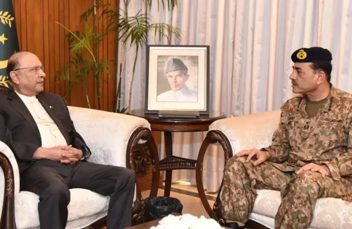 فیلڈ مارشل عاصم منیر نے صدرِ مملکت کو ملک کی مجموعی داخلی و خارجی سلامتی کی صورتحال پر تفصیلی بریفنگ دی