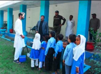 ڈپٹی کمشنر  نے انسدادپولیو مہم کے پہلے روز گورنمنٹ گرلز ہائی سکول میں قطرے پلانے والی پولیو ٹیموں کا جائزہ لیا