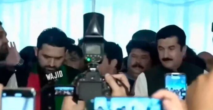 سہیل آفریدی نے خیبر پختونخواہ کے وزیر اعلیٰ کے عہدے کا حلف اٹھا لیا، گورنر فیصل کریم کنڈی نے ان سے حلف لیا