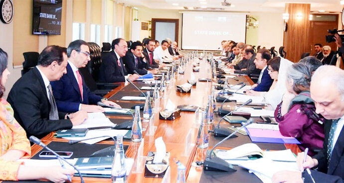 وفاقی کابینہ کی اقتصادی رابطہ کمیٹی (ای سی سی) نےدفاع اور داخلہ کی وزارتوں کے لیے 24.174 ارب روپے سے زائد کی منظوری دے دی۔