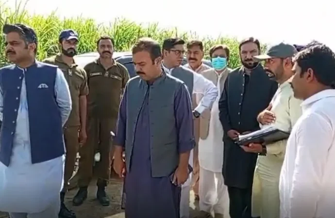 ڈپٹی کمشنر علی اکبر بھنڈر کا تحصیل 18 ہزاری کا دورہ، سیلاب متاثرہ علاقوں کے سروے اور پولیو ٹیم کا جائزہ لیا،