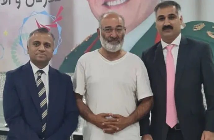 سینیٹرمشتاق احمد رہا،اب عمان میں پاکستانی سفارتخانے کی حفاظت میں ہیں