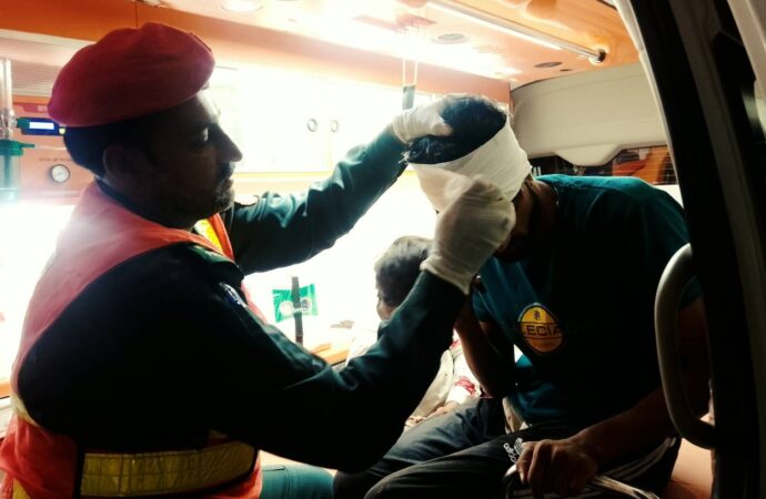 علی بھائی فرنیچر ہاؤس سرگودھا روڈ کے قریب دو موٹرسائیکلز میں تصادم 2 افراد زخمی،ریسکیو