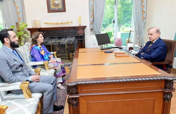 وزیراعظم کا پاکستان کا بیانہ بھرپور انداز میں اجاگر کرنے پر عنبرین جان کو خراج تحسین