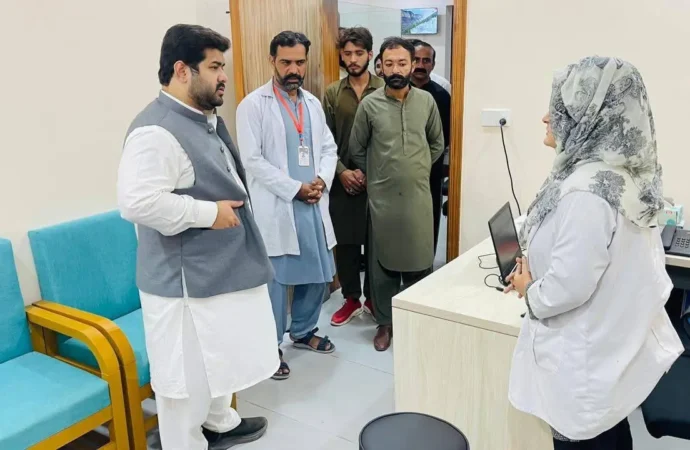 ڈاکٹر معظم وحیدکی جانب سےعید گاہ روڈ یونین کونسل نمبر نوے میں دس بیڈ پر مشتمل ویلفیئر ڈسپنسری کا باقاعدہ آغاز کردیا گیا