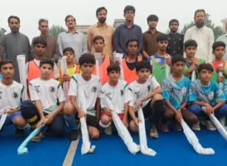 ڈسٹرکٹ سپورٹس ڈیپارٹمنٹ جھنگ اور پاکستان ہاکی فیڈریشن کے باہمی تعاون سے انڈر 16 کھلاڑیوں میں ہاکیاں تقسیم کی گئیں