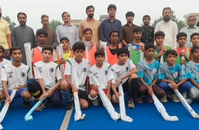 ڈسٹرکٹ سپورٹس ڈیپارٹمنٹ جھنگ اور پاکستان ہاکی فیڈریشن کے باہمی تعاون سے انڈر 16 کھلاڑیوں میں ہاکیاں تقسیم کی گئیں
