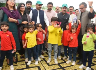 ڈپٹی کمشنر علی اکبر بھنڈر نے نجی سکول میں بچوں کو پولیو کے قطرے پلا کر چار روزہ انسداد پولیو مہم کا افتتاح کیا۔