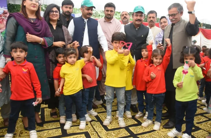 ڈپٹی کمشنر علی اکبر بھنڈر نے نجی سکول میں بچوں کو پولیو کے قطرے پلا کر چار روزہ انسداد پولیو مہم کا افتتاح کیا۔