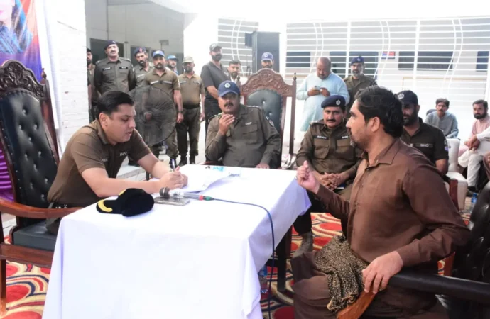 ڈی پی او جھنگ کیپٹن (ر) بلال افتخار کیانی کی تھانہ اٹھارہ ہزاری میں کھلی کچہری