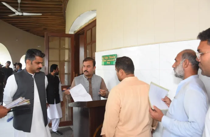 ڈپٹی کمشنر نے اپنے آفس میں اوپن ڈور پالیسی کے تحت روزانہ کی بنیاد پرشہریوں کے مسائل سنے