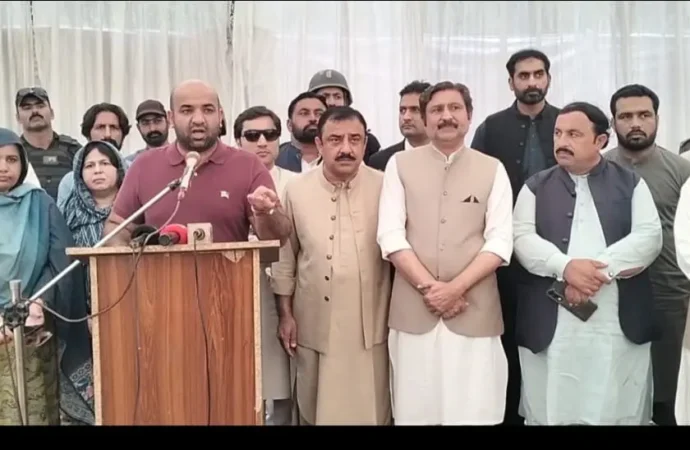 صوبائی وزیرِ تعلیم رانا سکندر حیات کا اٹھارہ ہزاری کا دورہ سیلاب متاثرین کے لیے بحالی اور تعلیم کے نئے منصوبوں کا اعلان