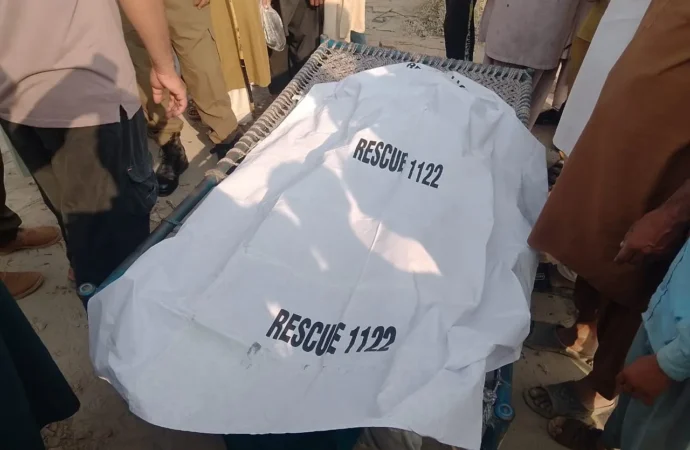 فیصل آباد 8 واں میل پر کار نے موٹر سائیکل کو ٹکرماردی 1 شخص جاں بحق خاتون زخمی، ریسکیو