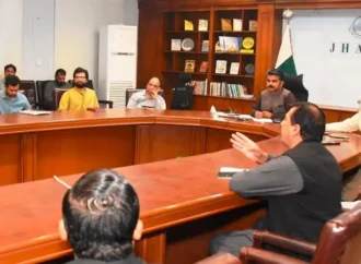 حکومتی اقدامات اور پالیسیوں پر عملدرآمد  کےحوالے سے ضلعی افسران کے  ساتھ اے ڈی سی جی کے صدارت میں اجلاس