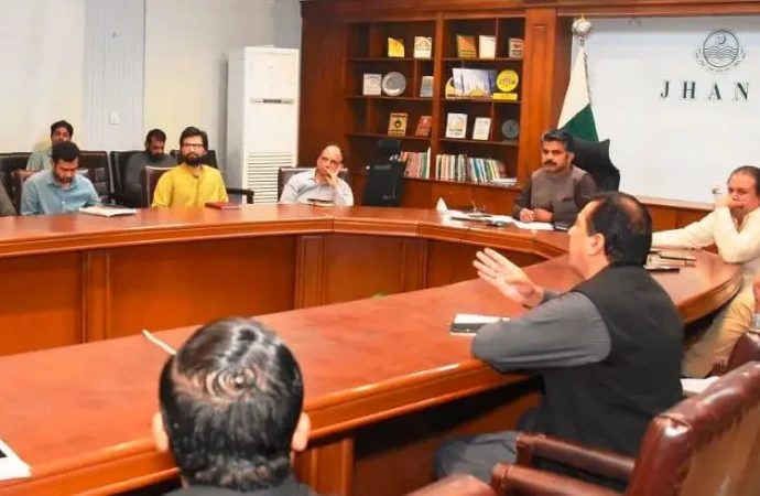 حکومتی اقدامات اور پالیسیوں پر عملدرآمد  کےحوالے سے ضلعی افسران کے  ساتھ اے ڈی سی جی کے صدارت میں اجلاس