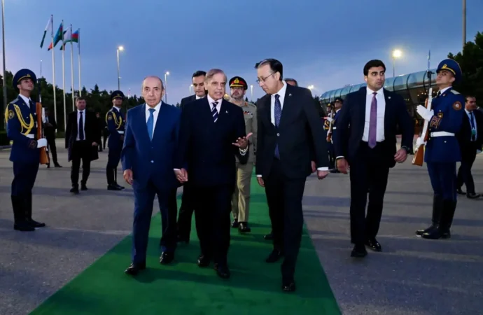 وزیراعظم آذربائیجان کا دو روزہ دورہ مکمل کرنے کے بعد باکو سے اسلام آباد روانہ