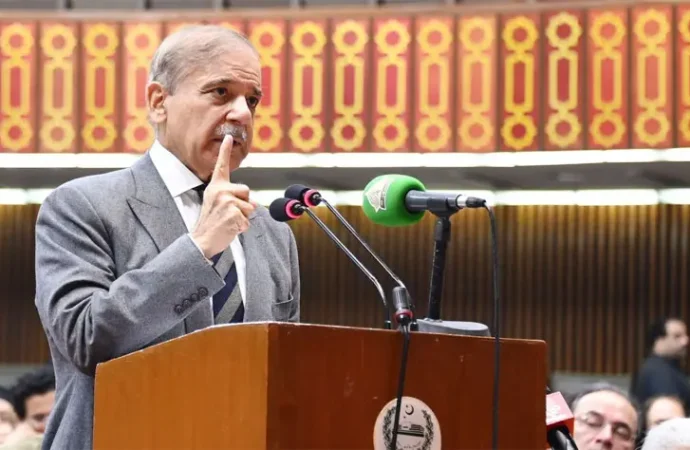 وزیر اعظم شہباز شریف کا افغان طالبان سے دہشت گرد گروہوں کی پاکستان میں کارروائیوں کو روکنے کا مطالبہ