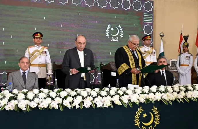 وفاقی آئینی عدالت کے پہلے چیف جسٹس امین الدین خان نے عہدے کا حلف اٹھا لیا