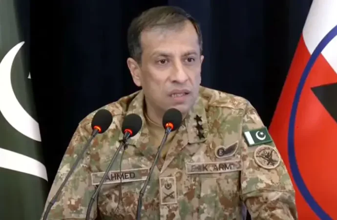 مسلح افواج ملک دشمن بیانیے یا تصادم سے نمٹنے کے پختہ عزم کے ساتھ قوم کے شانہ بشانہ ہیں، ڈی جی آئی ایس پی آر