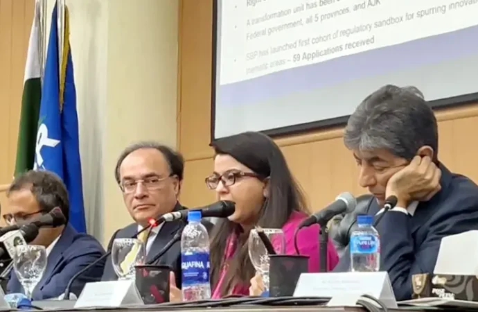 ادارہ جاتی اصلاحات کے مثبت نتائج برآمد ہو رہے ہیں، وزیر خزانہ کی اقتصادی ٹیم کے ہمراہ پریس کانفرنس