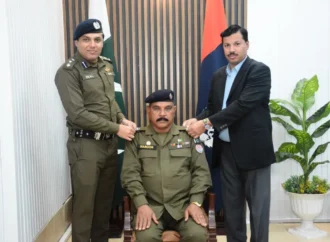 جھنگ پولیس کے 6 ہیڈ کانسٹیبلز کو اے ایس آئی اور 8 اے ایس آئیز کو سب انسپکٹر کے عہدے پر ترقی دے دی گئی