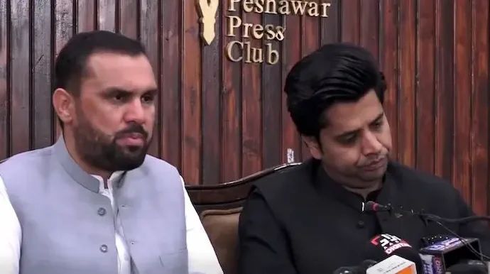 یہ 17 سیٹوں والے غیرآئینی طریقے سے آئینی عہدوں پر قابض ہیں یہ کیسے آئین کو چھیڑ سکتے؟شفیع جان