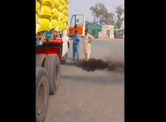 دھواں چھوڑنے والی گاڑیوں کے خلاف کاروائیوں کا سلسلہ جاری 4لاکھ جرمانہ عائد، 2 گاڑیاں بند