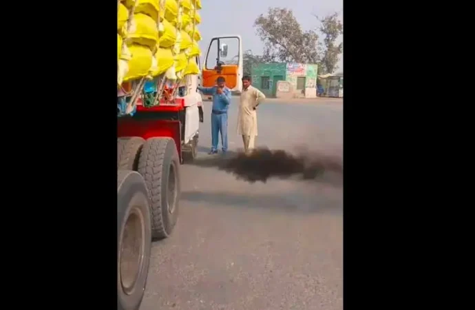 دھواں چھوڑنے والی گاڑیوں کے خلاف کاروائیوں کا سلسلہ جاری 4لاکھ جرمانہ عائد، 2 گاڑیاں بند