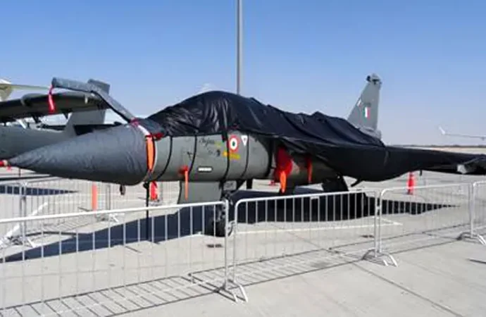 دبئی ایئرشو میں بھارت کا جنگی طیارہ تیجس گر کر تباہ