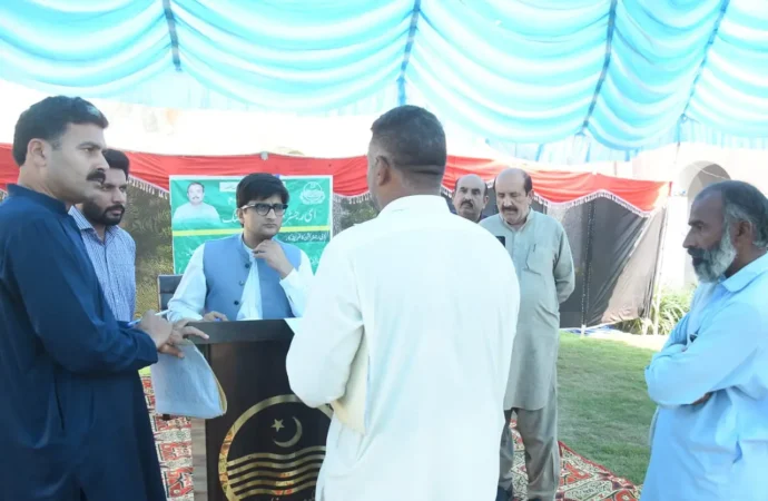 ریونیو عوامی خدمت سروسز کے پہلے روزاسسٹنٹ کمشنر جھنگ نے شہریوں کی درخواستیں سماعت کیں