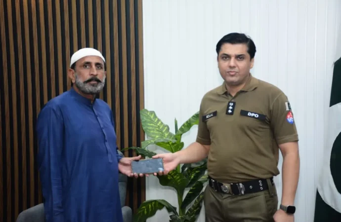 جھنگ پولیس نے گزشتہ دو ماہ کے دوران 133 مسروقہ موبائل فونز برآمد کرکے مالکان کے حوالے کردئے